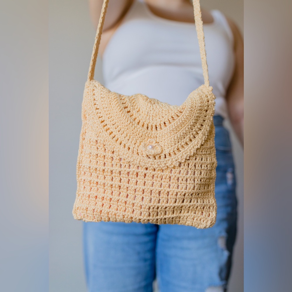 Light yellow crochet purse with pearl clasp